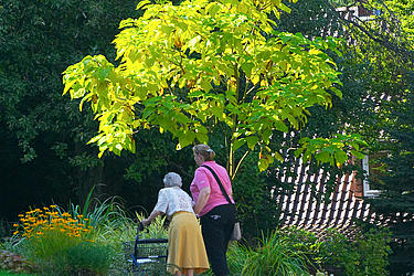 zwei alte Frauen im Garten